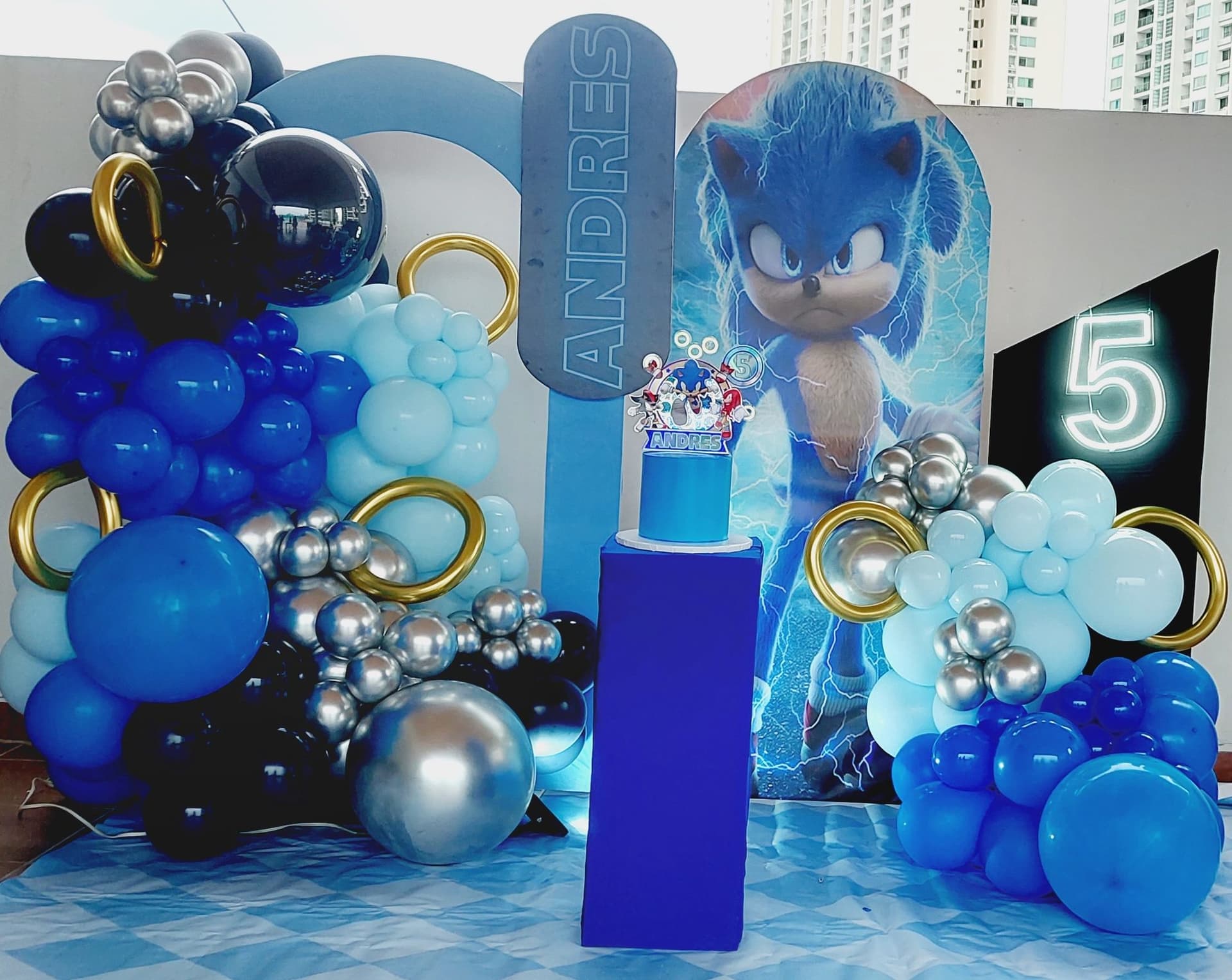 Blue, black and silver Sonic the Hedgehog themed balloon backdrop with a number 5 for a birthday