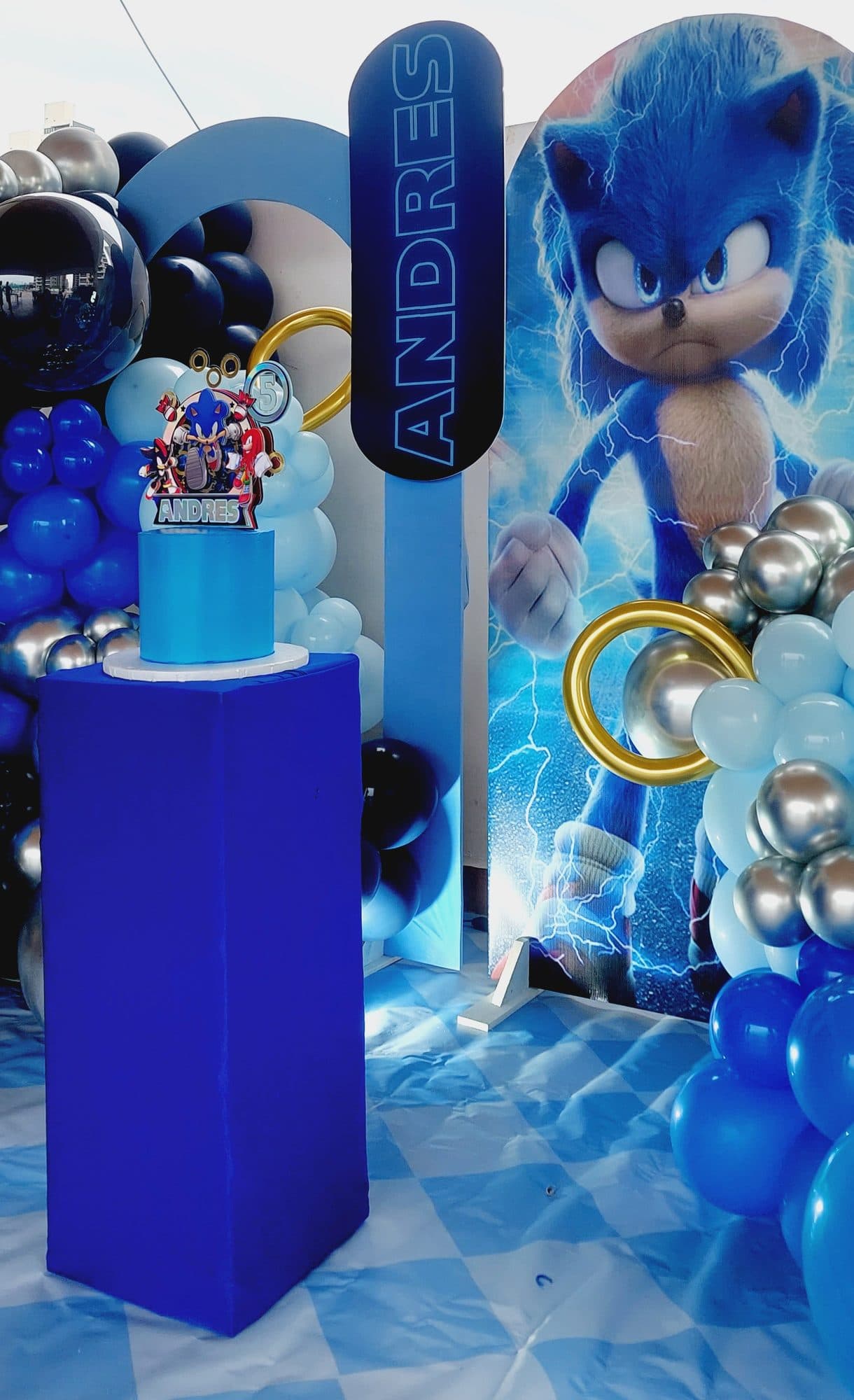 Close-up of the blue, black and silver Sonic the Hedgehog balloon backdrop and pedestal